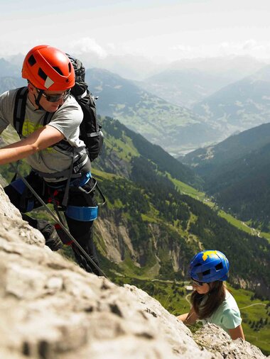 Klettern Lünersee | © Montafon Tourismus GmbH Schruns, Alex Kaiser Zwei Kletterer an einer schroffen Felswand | © Montafon Tourismus GmbH Schruns, Alex Kaiser