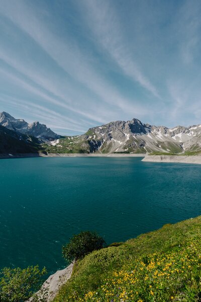 Lünersee im Brandnertal | © Golm Silvretta Lünersee Tourismus GmbH Bregenz, Philipp Schilcher Großer Stausee im Brandnertal umgeben von Bergen | © Golm Silvretta Lünersee Tourismus GmbH Bregenz, Philipp Schilcher